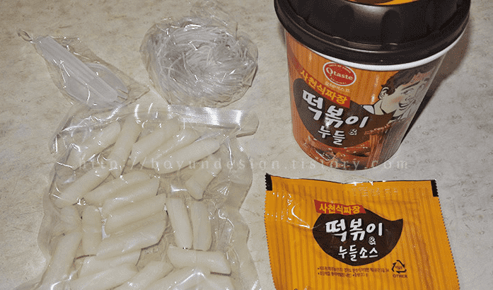 Otaste Tteokbokki w/ Glass Noodle in Jjajang (Black Bean Sauce) Spicy Sauce Bowl - (128g) / Jajangmyeon Flavor - CoKoYam